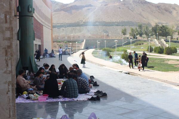 حضور گردشگران روز طبیعت در محوطه باغ‌موزه دفاع مقدس قم