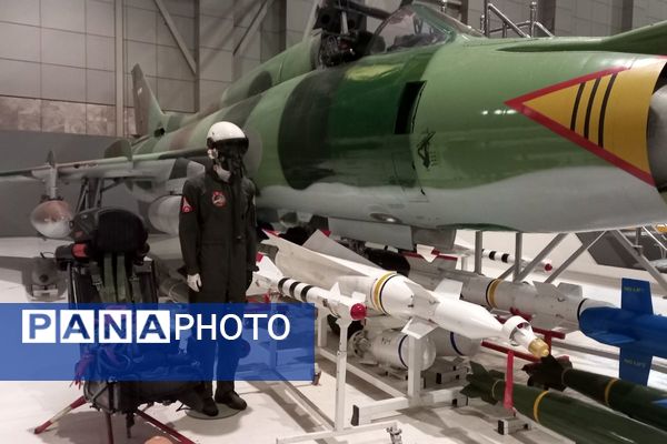 بازدید دانش‌آموزان دبیرستان شهدای اقتدار از نمایشگاه هوا فضا