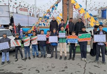 حضور پرشور فرهنگیان و دانش آموزان در راهپیمایی ۲۲ بهمن شهرستان الیگودرز 