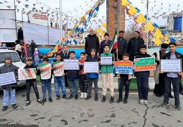 حضور پرشور فرهنگیان و دانش آموزان در راهپیمایی ۲۲ بهمن شهرستان الیگودرز 