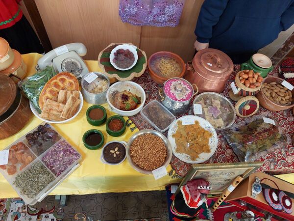 جشنواره غذا به‌مناسبت دهه فجر در دبیرستان معراج 