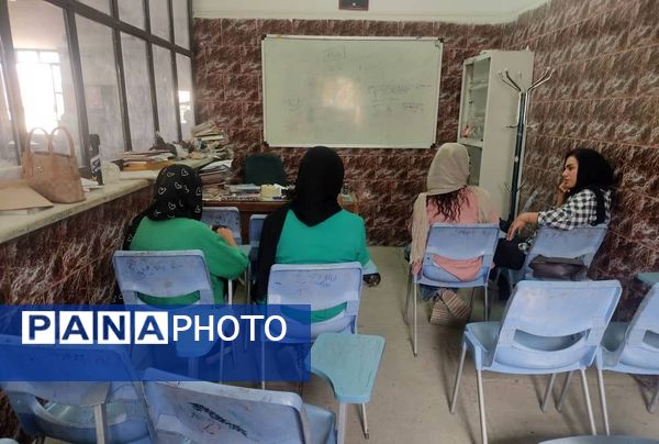 بانوان حاجی‌آباد در کارگاه تعمیرات ماشین