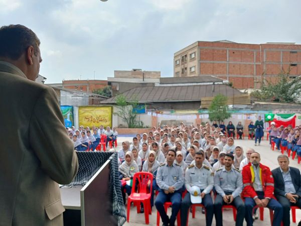 حضور نیروهای انتظامی در دبیرستان نجم قائمشهر