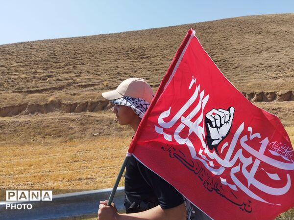 پیاده روی امام رضا (ع) با حضور پر شور دانش آموزان نیشابور در کاروان دانش آموزی