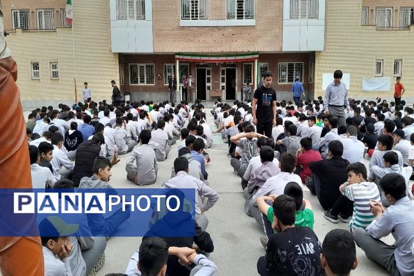 تقدیر از دانش‌آموزان مقام آور در رشته‌های ورزشی مدرسه ابوریحان بیرونی نیشابور