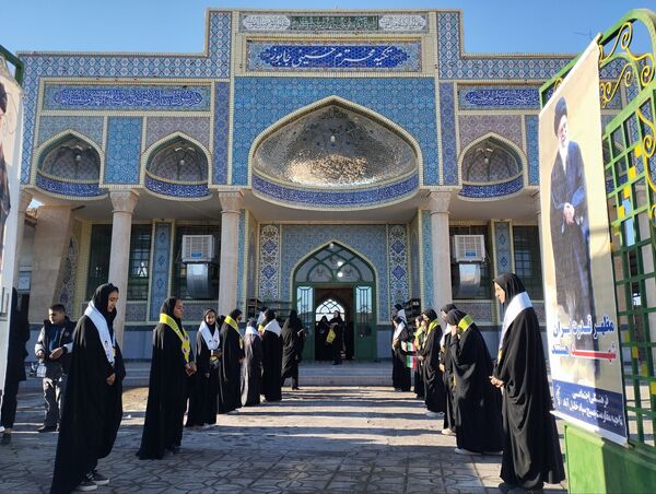 تشییع پیکر شهید گمنام به دست دانش آموزان و مردم روستای جابوز