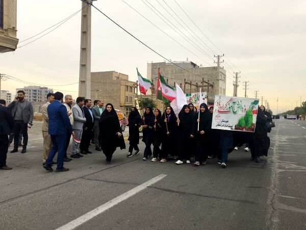 حضور دانش‌آموزان ملاردی در راهپیمایی روز سیزده آبان 