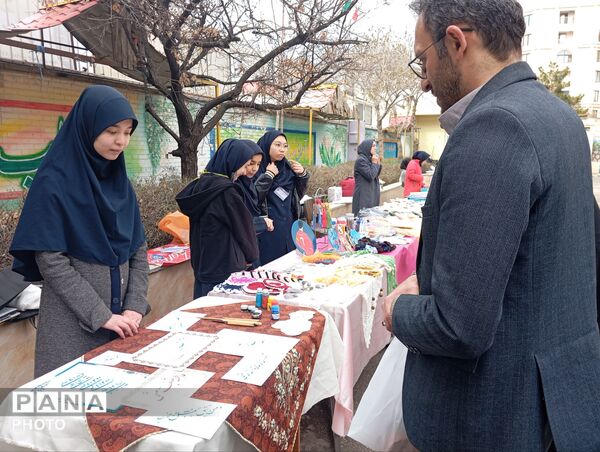 بازارچه کسب و کار دانش آموزی در دبیرستان افشار نژاد ناحیه پنج مشهد