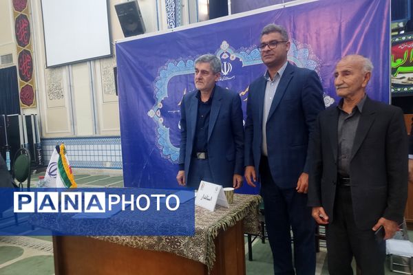 میز خدمت استاندار فارس ویژه جوانان و دانشجویان