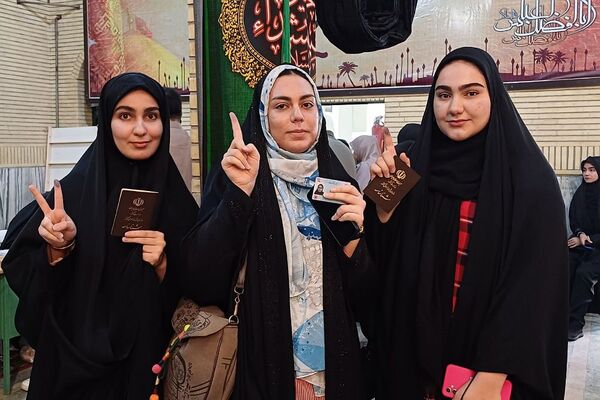 حضور پرشور مردم شهرستان ورامین و منطقه خیرآباد در پای صندق های رای