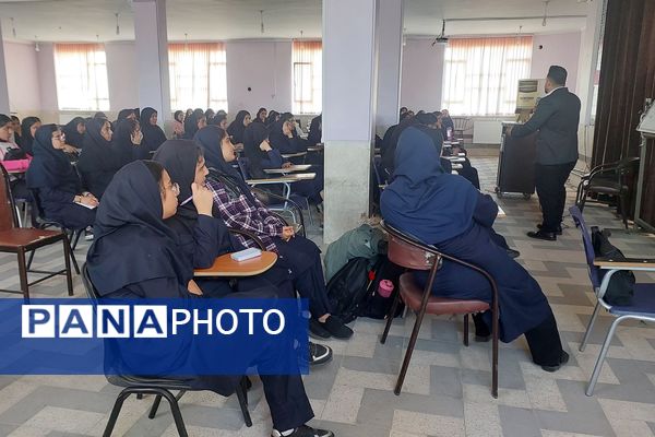 کارگاه خلاقیت در مطالعه و یادگیری در دبیرستان دستغیب ناحیه ۳ شیراز