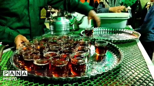 طعم خدمت و محبت؛ عطر فاطمی در «چایخانه حضرت زهرا (س)» پیچید