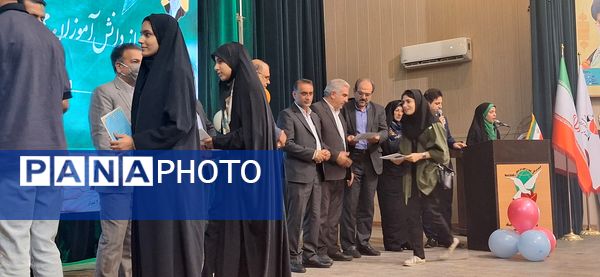 تجلیل از رتبه‌های برتر علمی فرزندان 