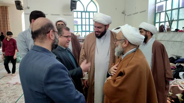 دیدار معاون سیاسی و اجتماعی فرمانداری  کاشمر با معتکفین دانش آموز مسجد جامع