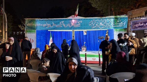 بازسازی صحنه سخنرانی رهبر شهید انقلاب اسلامی ایران در بلوار امام‌زاده حسن(ع) کرج