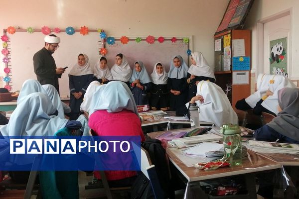 برگزاری کارگاه‌های آموزشی با حضور روحانیون گروه‌های جهادی در مدارس ناحیه دو شهرری 