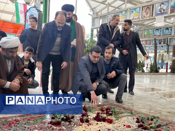 غبارروبی گلزار شهدای قم به‌مناسبت هفته کانون‌های فرهنگی تربیتی