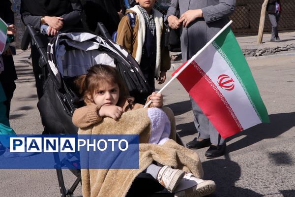 حضور پرشور دانش‌آموزان و مسئولین در راهپیمایی ۱۳ آبان در ناحیه یک بهارستان