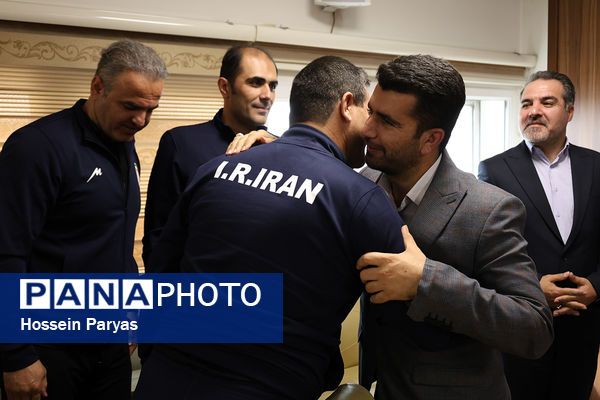 نشست صمیمی معاون تربیت بدنی و سلامت با ورزشکاران و کادر فنی تیم ملی والیبال دانش‌آموزی