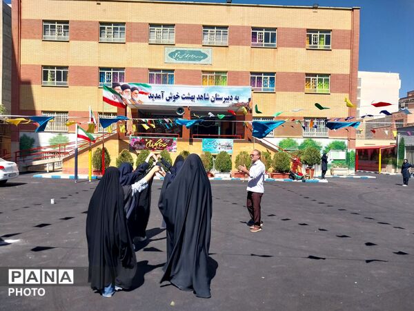 آماده‌سازی مراسم بازگشایی مدارس در دبیرستان شاهد بهشت