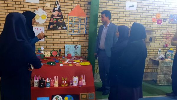 بازدید مدیر آموزش و ‌پرورش حاجی‌آباد از نمایشگاه خلاقیت‌های دانش‌آموزی دبستان استقلال  