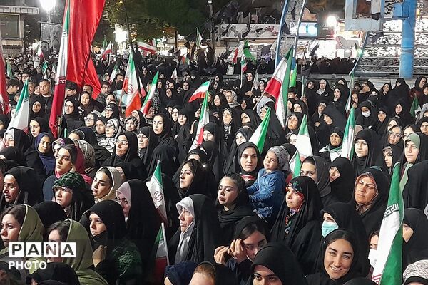 دختران «جان فدای ایران» در میدان امام خمینی(ره) ورامین 