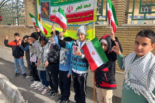 دهه نودی‌های شهر سورمق پای کار انقلاب