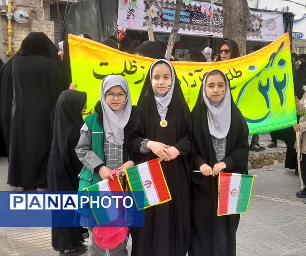 حضور پرشور دانش آموزان ابرکوه در راهپیمایی ۲۲ بهمن