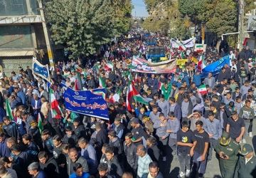 نمایش شور و بصیرت دانش‌آموزان ورامین در مراسم روز دانش‌آموز