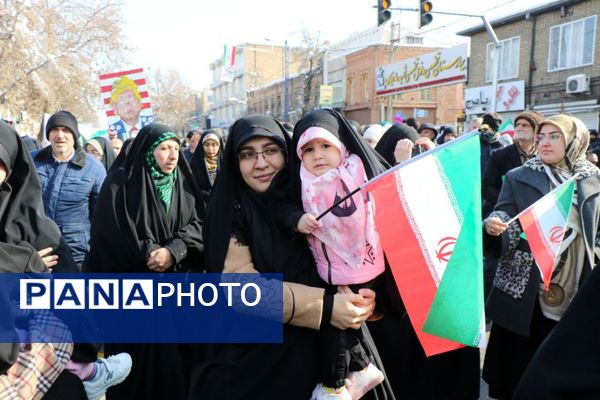 حضور گسترده کودکان و نوجوانان ارومیه‌ای در راهپیمایی ۲۲ بهمن