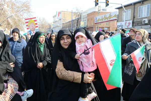 حضور گسترده کودکان و نوجوانان ارومیه‌ای در راهپیمایی ۲۲ بهمن