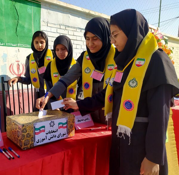 انتخابات شورای دانش آموزی در دبیرستان دخترانه امید 