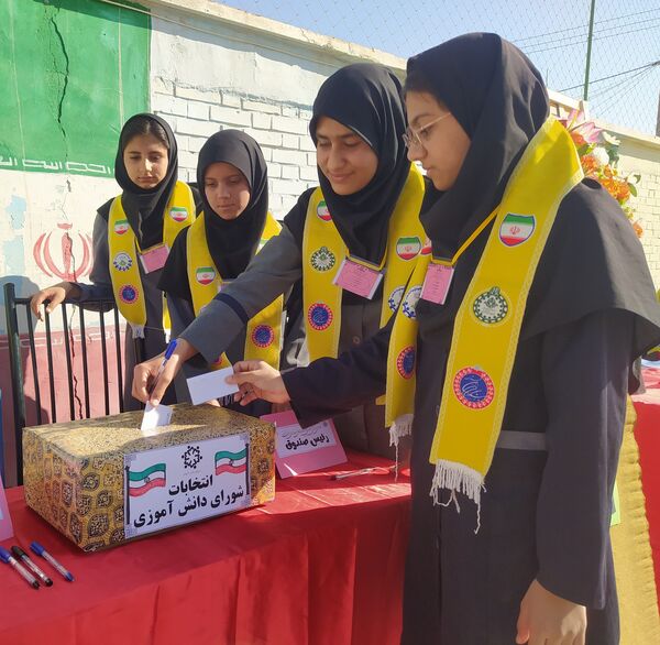 انتخابات شورای دانش آموزی در دبیرستان دخترانه امید 