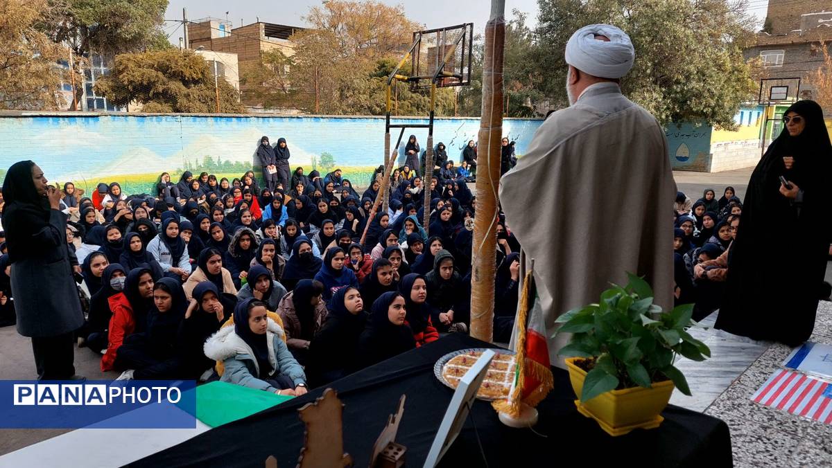 مراسم روز دانش‌آموز در دبیرستان هوشنگی