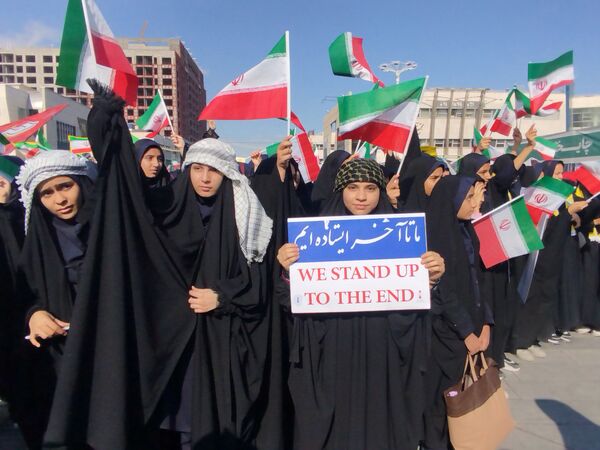 خروش ۱۳ آبان در مشهد؛ دانش‌آموزان، نماد ایستادگی