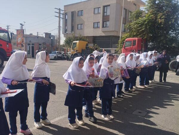 تقدیر دانش آموزان دبستان سرای دانش از قهرمانان بی ادعا در روز آتش نشانی