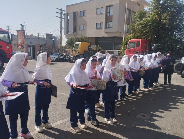 تقدیر دانش آموزان دبستان سرای دانش از قهرمانان بی ادعا در روز آتش نشانی