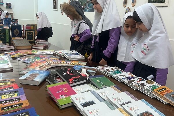 بازدید دانش‌آموزان از نمایشگاه کتاب پژوهشسرای دانش‌آموزی کاوش کهریزک 