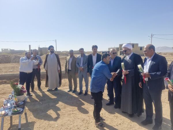 آیین کلنگ زنی پروژه آموزشی ۹ کلاسه هوشمند خیری روستای بهادران مهریز