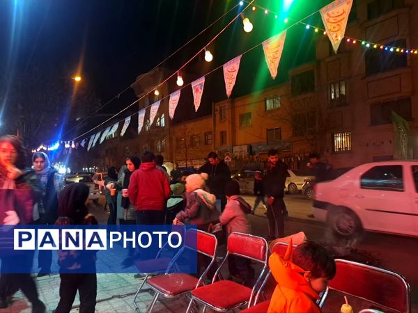 شادی مردم در کوچه وخیابان‌های مشهد در شب نیمه شعبان
