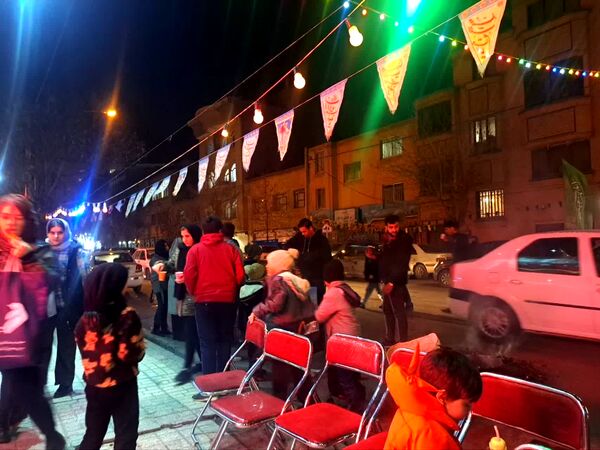شادی مردم در کوچه وخیابان‌های مشهد در شب نیمه شعبان