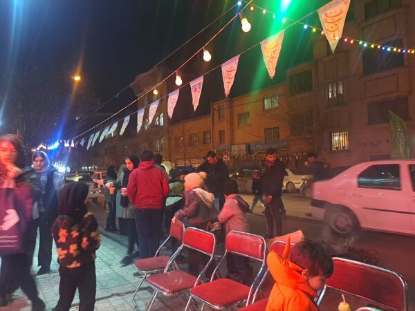شادی مردم در کوچه وخیابان‌های مشهد در شب نیمه شعبان