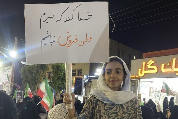 حضور پرشور دانش‌آموزان آموزشگاه نوریه جیرفت در تجمعات شبانه 