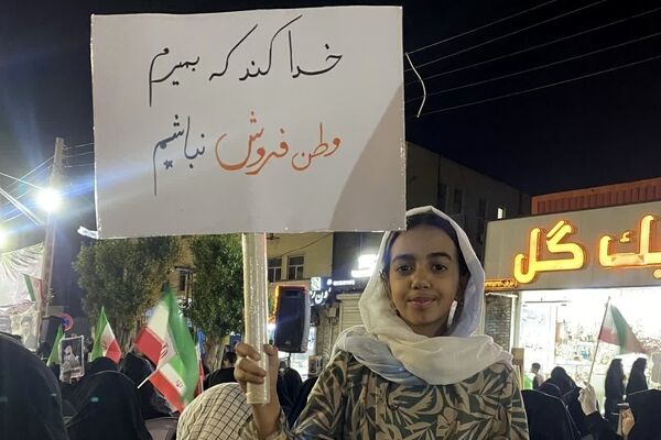 حضور پرشور دانش‌آموزان آموزشگاه نوریه جیرفت در تجمعات شبانه 