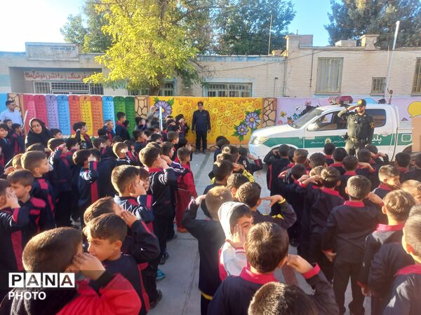 قاب های ماندگار از بازدید نیروی انتظامی در مدرسه معلم آشخانه 