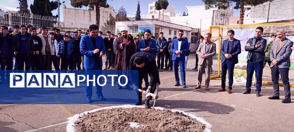 جشن انقلاب و کلنگ زنی زمین چمن دبیرستان شاهد امام حسین (ع)