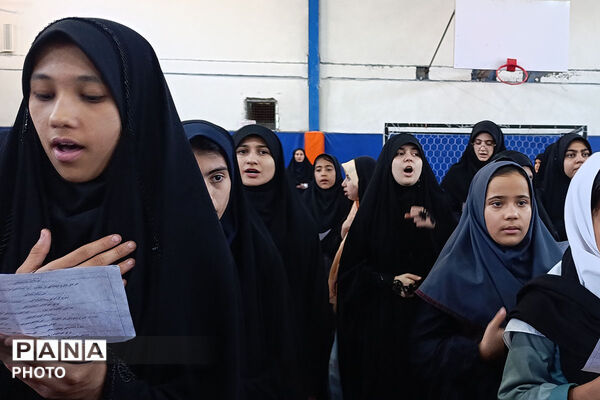 بازدید مدیرکل آموزش و پرورش خراسان شمالی از تمرین سرود «رهبر شهیدم» دانش‌آموزان بجنوردی