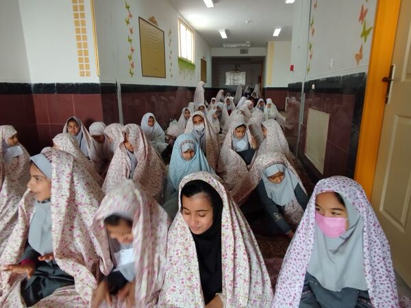 جشن عبادت دانش‌آموزان دختر در کانون فرهنگی تربیتی عاطفه شهرستان کاشمر 