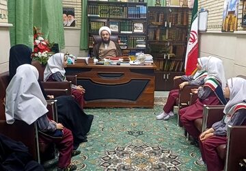 دیدار دانش‌آموزان دبستان ستایش با امام جمعه شهر اندیشه 
