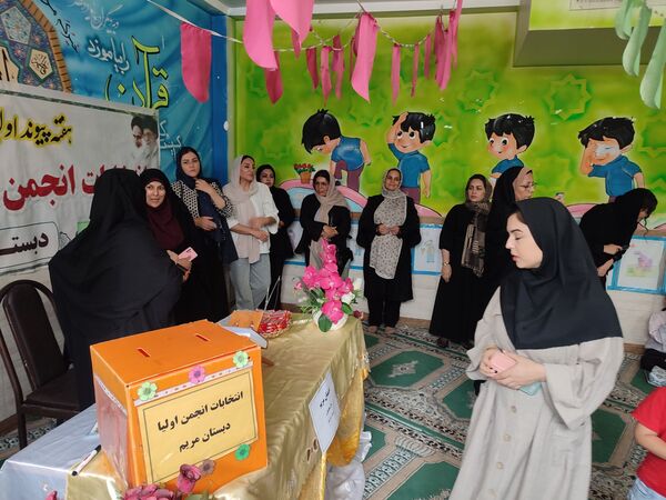 برگزاری جلسه انتخابات انجمن اولیاء و مربیان در دبستان مریم بهارستان دو